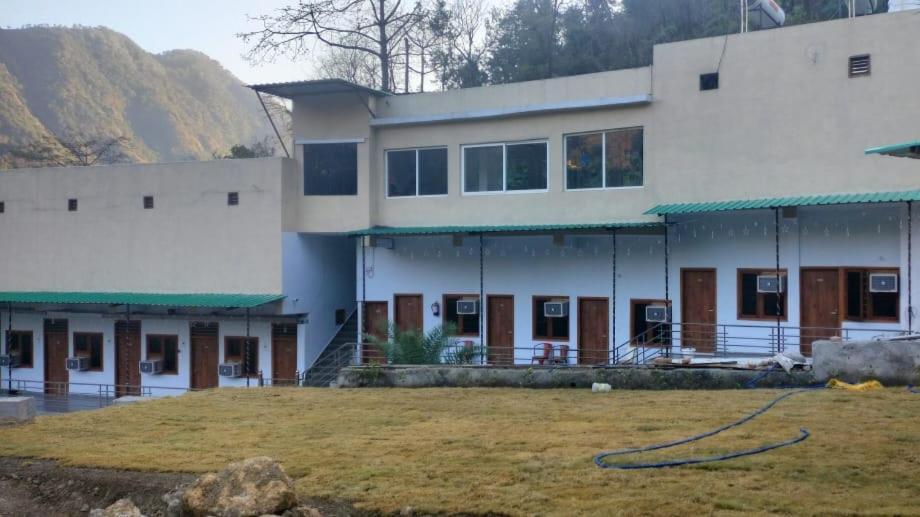 Hotel Studioz Sahastradhara Dehradun Buitenkant foto