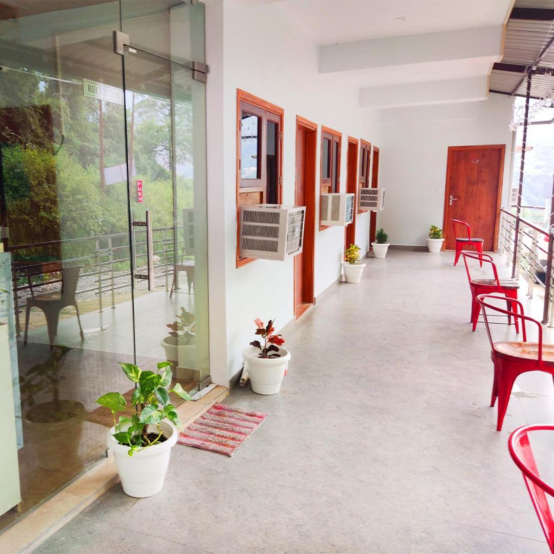 Hotel Studioz Sahastradhara Dehradun Buitenkant foto
