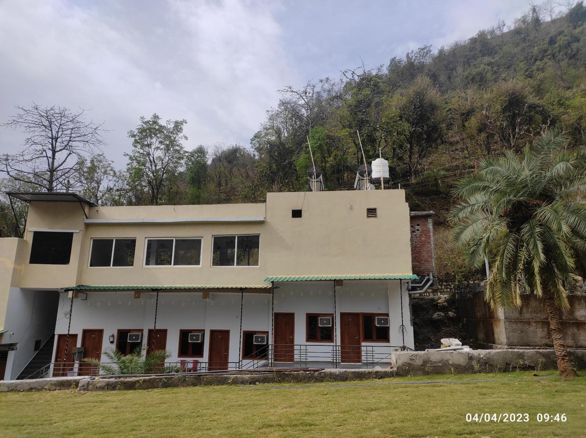 Hotel Studioz Sahastradhara Dehradun Buitenkant foto